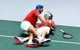 Les Russes Karen Khachanov (g) et Andrey Rublev heureux après leur victoire en quart de finale de la Coupe Davis sur le duo serbe Novak Djokovic-Viktor Troicki, à Madrid, le 22 novembre 2019