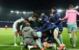 Les joueurs de l'Atletico célèbrent le but de la victoire, inscrit dans le temps additionnel mercredi contre le Paris SG au Parc des Princes.