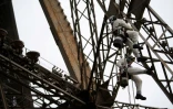 Des cordistes repeignent la Tour Eiffel le 1er février 2021 à Paris