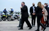 Le secrétaire d'Etat américain Mike Pompeo (c) et son épouse Susan Pompeo (d) à leur arrivée à l'aéroport du Bourget, près de Paris, le 14 novembre 2020