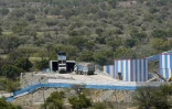 Des camions remplis de pierres de carrière sur un site de concassage, le 19 mai 2026 près du village indien de Avinashi, dans l'Etat du Rajasthan 