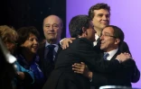 Manuel Valls donne une accolade à Faouzi Lamdaoui le 6 mai 2012 à Paris devant Martine Aubry et Arnaud Montebourg