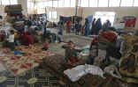 Des déplacés syriens dans le hall funéraire dans lequel ils ont trouvé refuge dans la province d'Idleb, le 23 février 2020 