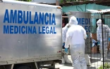 Des légistes récupèrent le corps d'une victime du Covid-19 à Guayaquil, Ecuateur, le 6 avril 2020.