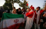 Des Iraniennes aux couleurs de leur équipe nationale se rassemblent devant le stade Azadi de Téhéran avant la diffusion du match Iran-Espagne dans le cadre du Mondial de football en Russie, le 20 juin 2018