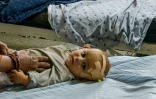 Un enfant soigné dans un hôpital dans la ville de Sharan après avoir été blessé dans le séisme qui a frappé le sud-est de l'Afghanistan, le 22 juin 2022