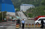 Un policier devant l'entrée de la mine de charbon de Liushenyu, où un coup de grisou dévastateur a fait au moins 82 morts, le 24 mai 2026 dans le district administratif de Qinyuan, dans la province chinoise septentrionale du Shanxi
