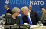 Le président américain Donald Trump (d) s'entretient avec la Première ministre britannique Theresa May, lors du sommet de l'Otan à Bruxelles, le 25 mai 2017