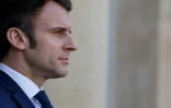 Le président Emmanuel Macron le 28 février 2022 sur le perron de l'Elysée à Paris
