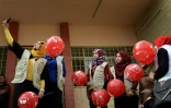 Des membres de l'association Génération Renaissance célèbrent la Saint-Valentin, dans la partie est de Mossoul, le 14 février 2017