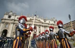 Les gardes suisses place Saint-Pierre avant la messe de Pâques, le 16a vril 2017 au Vatican
