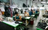 Des ouvriers dans une atelier de fabrication de vêtements dans le bidonville de Dharavi, le 12 juillet 2025 à Bombay, en Inde
