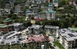Des panneaux solaires installés sur les toits de bâtiments de la capitale bhoutanaise, Thimphou, le 30 août 2026