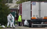 Des policiers britanniques en combinaisons étanches examinent le camion frigorifique dans lequel 39 morts ont été découverts à Grays, à l'est de Londres, le 23 octobre 2019