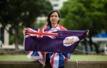 L'artiste Alice Lai, à la tête d'un petit groupe de protestataires, tient l'ancien drapeau de Hong Kong orné de l'Union Jack, d'un dragon et d'un lion, le 18 mai 2017