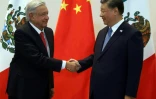 Le président mexicain Andres Manuel Lopez Obrador (g) et son homologue chinois Xi Jinping à l'issue d'une rencontre en marge du sommet de l'Apec, le 16 novembre 2023 à San Francisco, en Californie