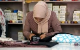 Serviettes, étoles, châles, draps: les réfugiées palestiniennes du camp de Jerash en Jordanie brodent sur demande et vendent leurs produits à Paris, Londres ou Dubaï