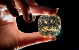 Le diamant jaune "The Red Cross Diamond", présenté à Genève le 6 mai 2022, avant sa mise aux enchères le 11 mai 2022
