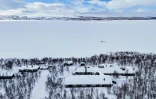 Vue aérienne du lac et de la station biologique de Kilpisjärvi, à l'extrême nord-ouest de la Finlande, le 14 mars 2026