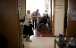 Daniel de Rossi, musicien, se produit devant des patients atteints de la maladie d'Alzheimer, le 07 février 2008 à l'hôpital gériatrique Antoine Charial près de Lyon
