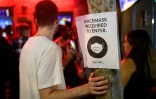 Une affiche annonce l'obligation de porter le masque pour rentrer à l'intérieur d'un bar, à West Hollywood, près de Los Angeles, le 18 juillet 2021