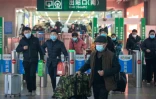 Arrivée de voyageurs à la gare de Nankin dans la province du Jiangsu, le 16 janvier 2022