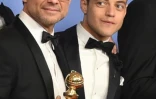 Christian Slater (g) et Rami Malek (d) posent après avoir reçu l'Oscar de la meilleure série pour "Mr Robot" à Beverly Hills le 10 janvier 2016