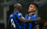 L'attaquant argentin de l'Inter Lautaro Martinez (d) félicité par son coéquipier Romelu Lukaku après son but contre Naples, le 28 juillet 2020 à San Siro