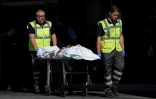 Le corps d'un homme qui a attaqué un commissariat à Cornella près de Barcelone est emmené le 20 août 2018