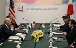 Le président américain Joe Biden (g) et le Premier ministre japonais Fumio Kishida (d), lors d'une rencontre avant le sommet du G7, le 18 mai 2023 à Hiroshima