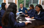 Le maire de Nanmoku Saijo Hasegawa (c) aux côtés de la maire de Belen, un quartier d'Iquitos, au Pérou, Lina Arista Lopez (2e à d) et des habitantes de Belen Wendy Sangama (2e à g) et Ketsi Yahuarcani (d), à Nanmoku, au Japon, le 26 septembre 2026