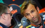 Le Français Johann Zarco (KTM/d) parle à un mécanicien lors des essais libres pour le GP de France, le 17 mai 2019 au Mans
