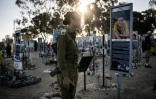 Une militaire israélienne se recueille au mémorial des victimes du 7 octobre 2023 sur le terrain du festival Nova à Reim, dans le sud d'Israël, à l'occasion du deuxième anniversaire des attentats, le 7 octobre 2025