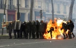 Des policiers attaqués pare des manifestants pendant une manifestation à Paris le 1er mai 2017