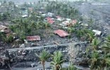Des maisons ensevelies par des rochers et du sable charriés depuis les pentes du volcan Mayon, le 2 novembre 2020