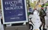 Un militaire de l'Opération Sentinelle patrouille dans les rues de Paris, le 13 novembre 2016