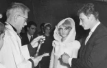 Sylvie Vartan et Johnny Hallyday sont mariés par un prêtre, le 12 avril 1965 à Loconville, petite commune de l'Oise