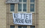 Une banderole "Sauvez notre allée" le 4 janvier 2019 aux fenêtres d'un immeuble de la Karl-Marx-Allee à Berlin