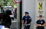 Des policiers déployés autour l'ambassade d'Israël à Belgrade, après une attaque terroriste, le 29 juin 2024 en Serbie
