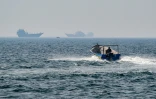 Un bateau navigue dans les eaux du détroit d'Ormuz, au large de Khasab, sur la péninsule de Musandam, au nord d'Oman, le 25 juin 2025