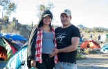Carla Morocho, enceinte de 8 mois, et son mari Christian près de la frontalière entre les États-Unis et le Mexique à Jacumba, en Californie, le 6 décembre 2023