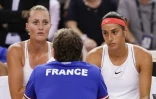 le capitaine de l'équipe de France de Fed Cup Julien Benneteau conseille Kristina Mladenovic (g) et Caroline Garcia lors de la demi-finale contre la Roumanie, le 21 avril 2019 à Rouen