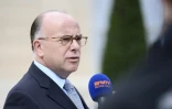 Le ministre de l'Intérieur Bernard à la sortie du conseil des ministres le 18 mai 2016 à Paris