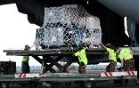 Des militaires français déchargent du matériel médical et d'urgence d'un A400M sur la base aérienne 181 à La Réunion, le 15 décembre 2024