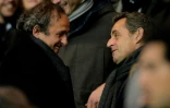 Michel Platini, alors président de l'UEFA, en discussion avec Nicolas Sarkozy lors du huitième de finale de Ligue des champions entre le Paris Saint-Germain (PSG) et Chelsea au Parc des Princes, le 17 février 2015