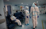 Des soignants en combinaison intégrale de protection font une pause dans l'unité de soins intensifs de l'hôpital universitaire Severo Ochoa, le 16 octobre 2020 à Leganés, dans la banlieue de Madrid