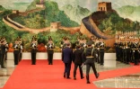 Le président chinois Xi Jinping  et le président français Emmanuel Macron au Palais du Peuple à Pékin, le 4 décembre 2025