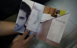 Dans le salon de beauté "Men's" d'Islamabad, on polit entre autre les ongles, on fait disparaître les points noirs