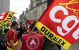 Des employés de Duralex et des membres de la CGT sont rassemblés devant le tribunal de commerce d'Orléans le 17 septembre 2026