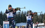 Justine Braisaz-Bouchet (à gauche) et Julia Simon côté à côte sur le stand de tir lors de la poursuite 10 km de coupe du monde de biathlon à Lenzerheide, en Suisse, le 16 décembre 2023.